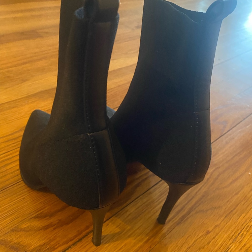 Black stretch booties with heel, size 9 - Picture 4 of 7
